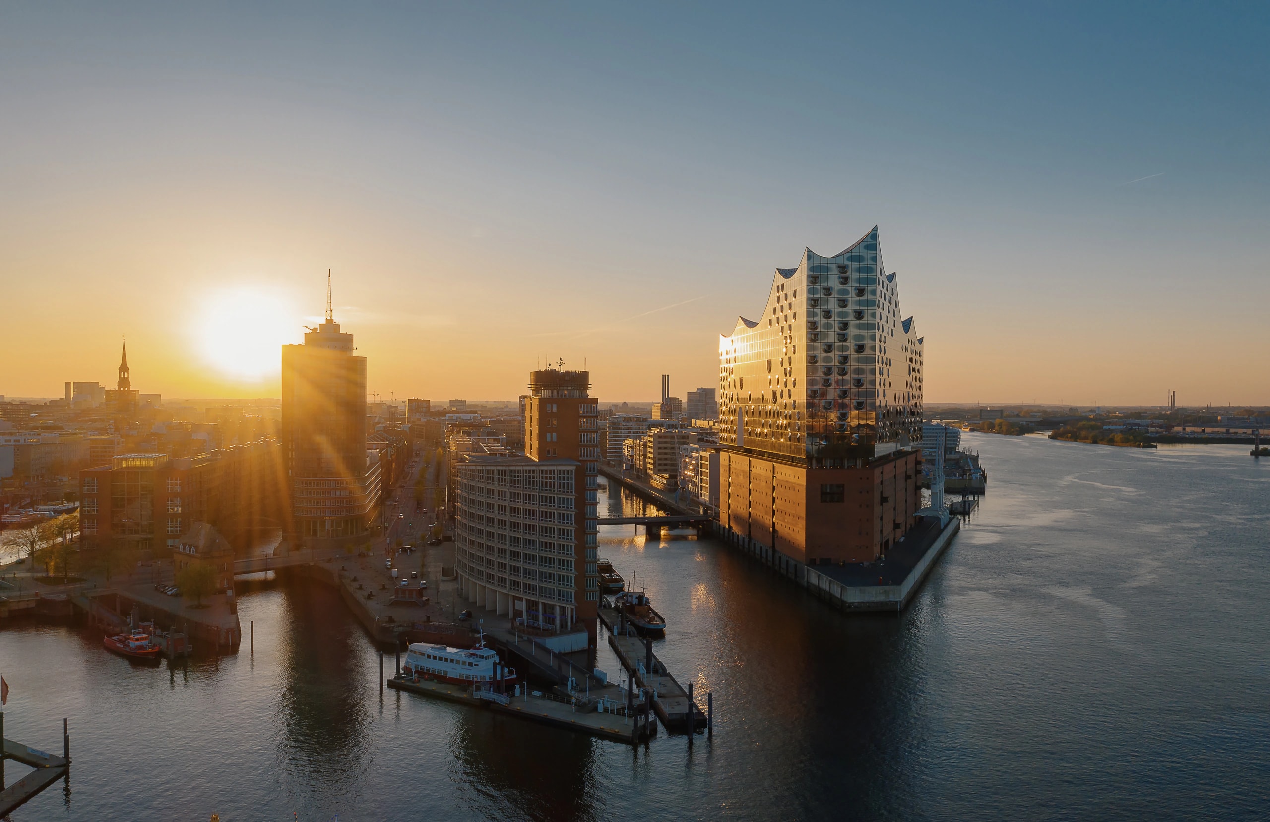 Elbphilharmonie mit Sonnenuntergang